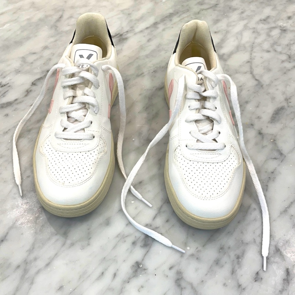 Casual sneakers